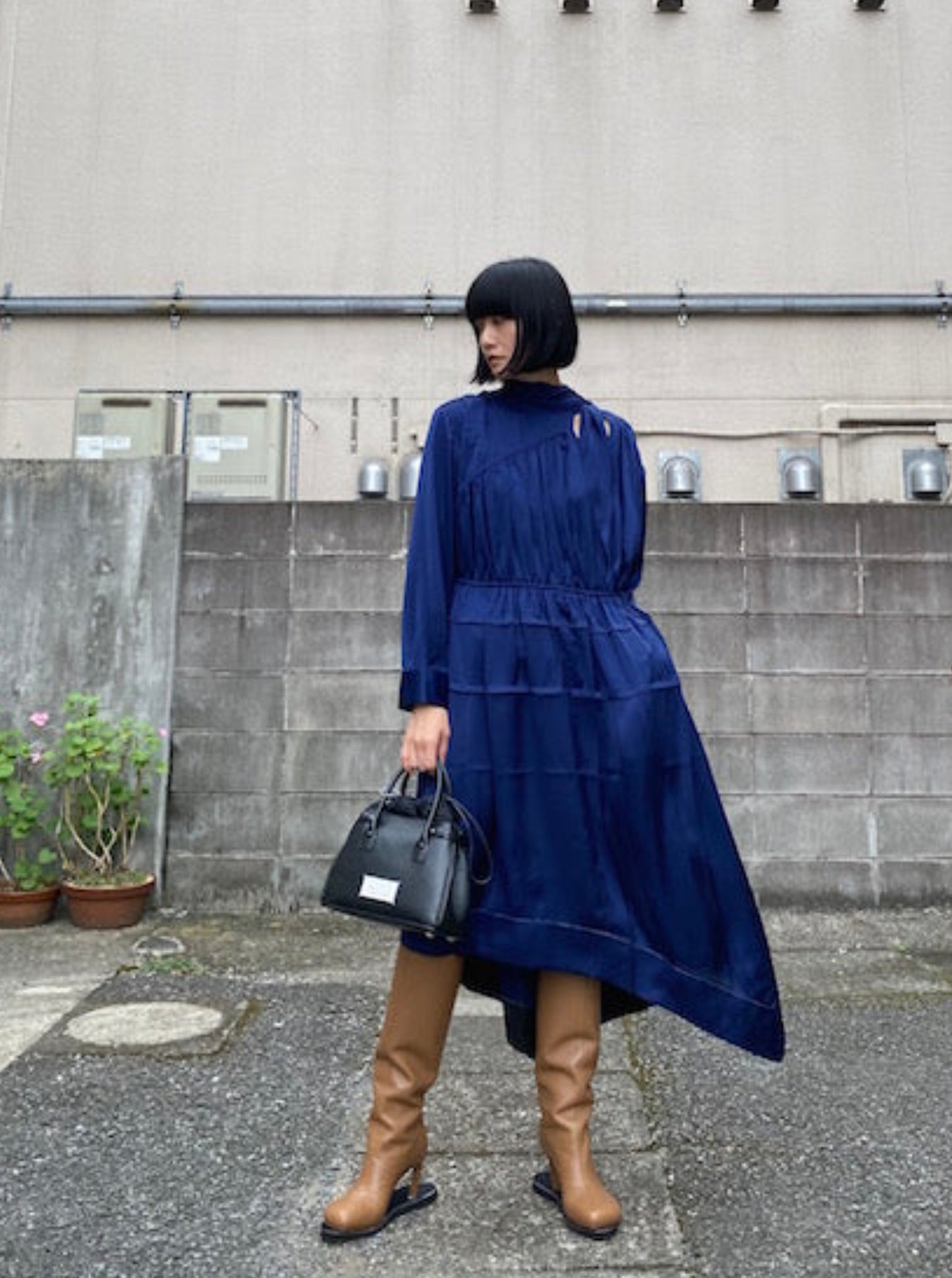 スカーフ付アシンメトリードレス.