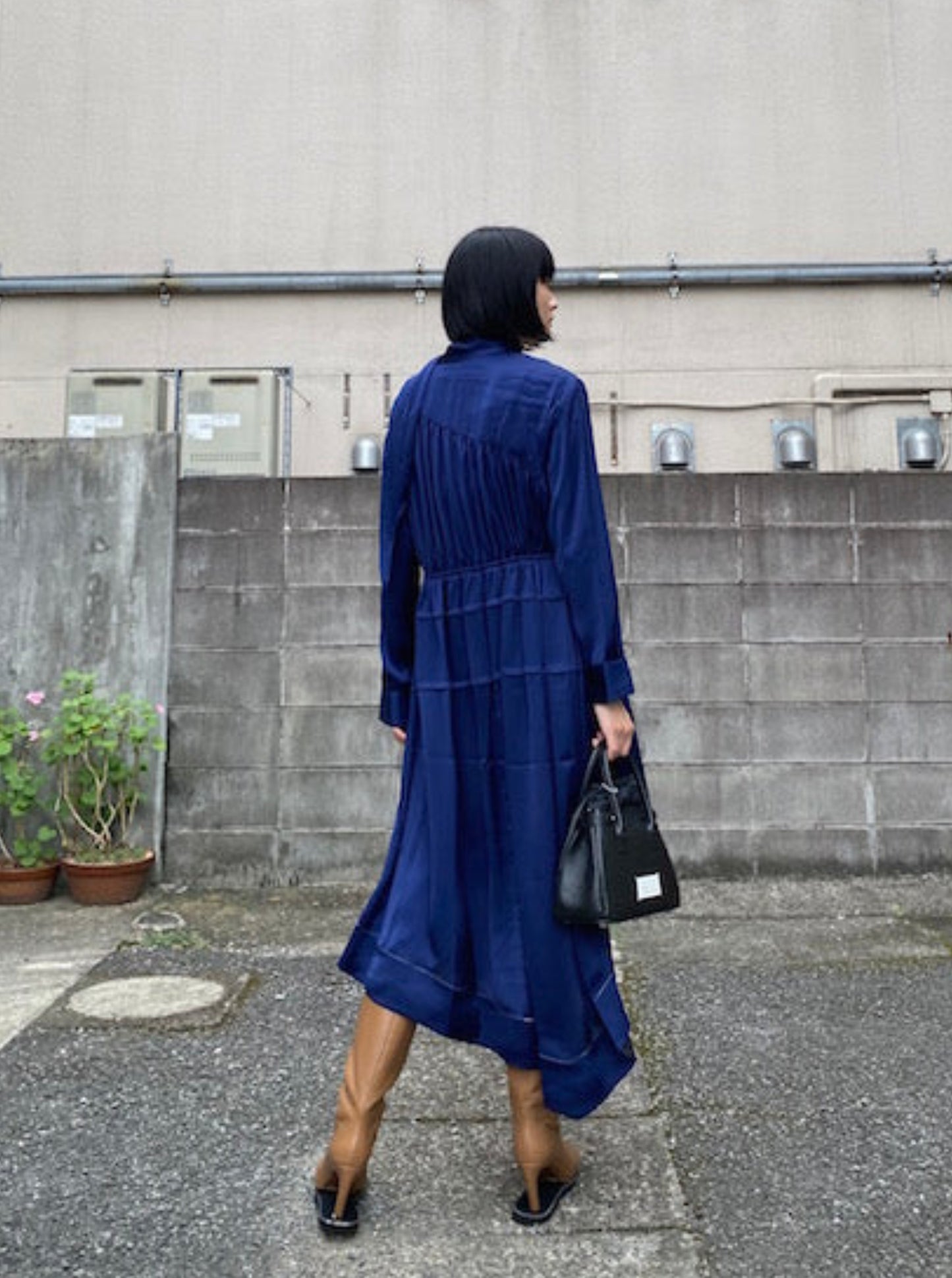 スカーフ付アシンメトリードレス.