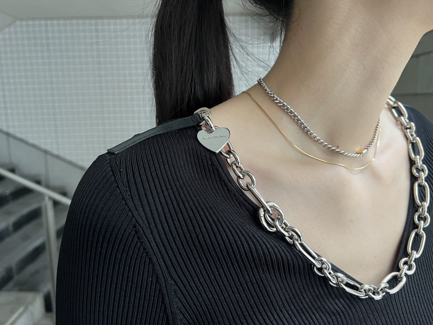 Vネックリブカットソー