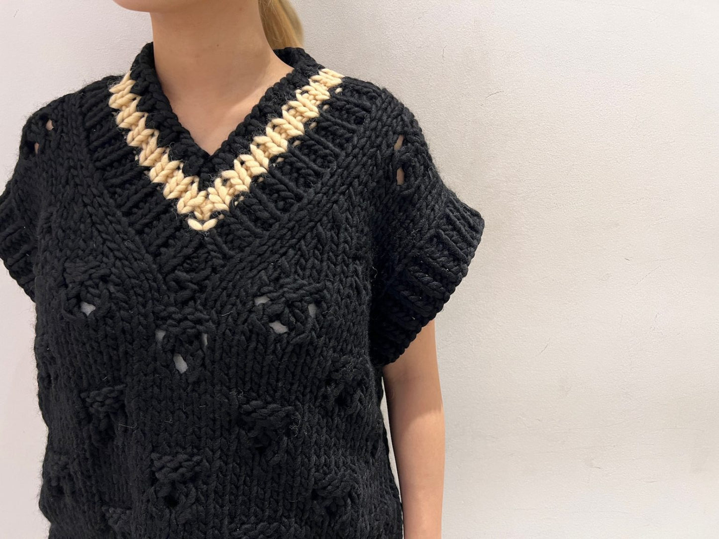 Vネックベスト【25AW】