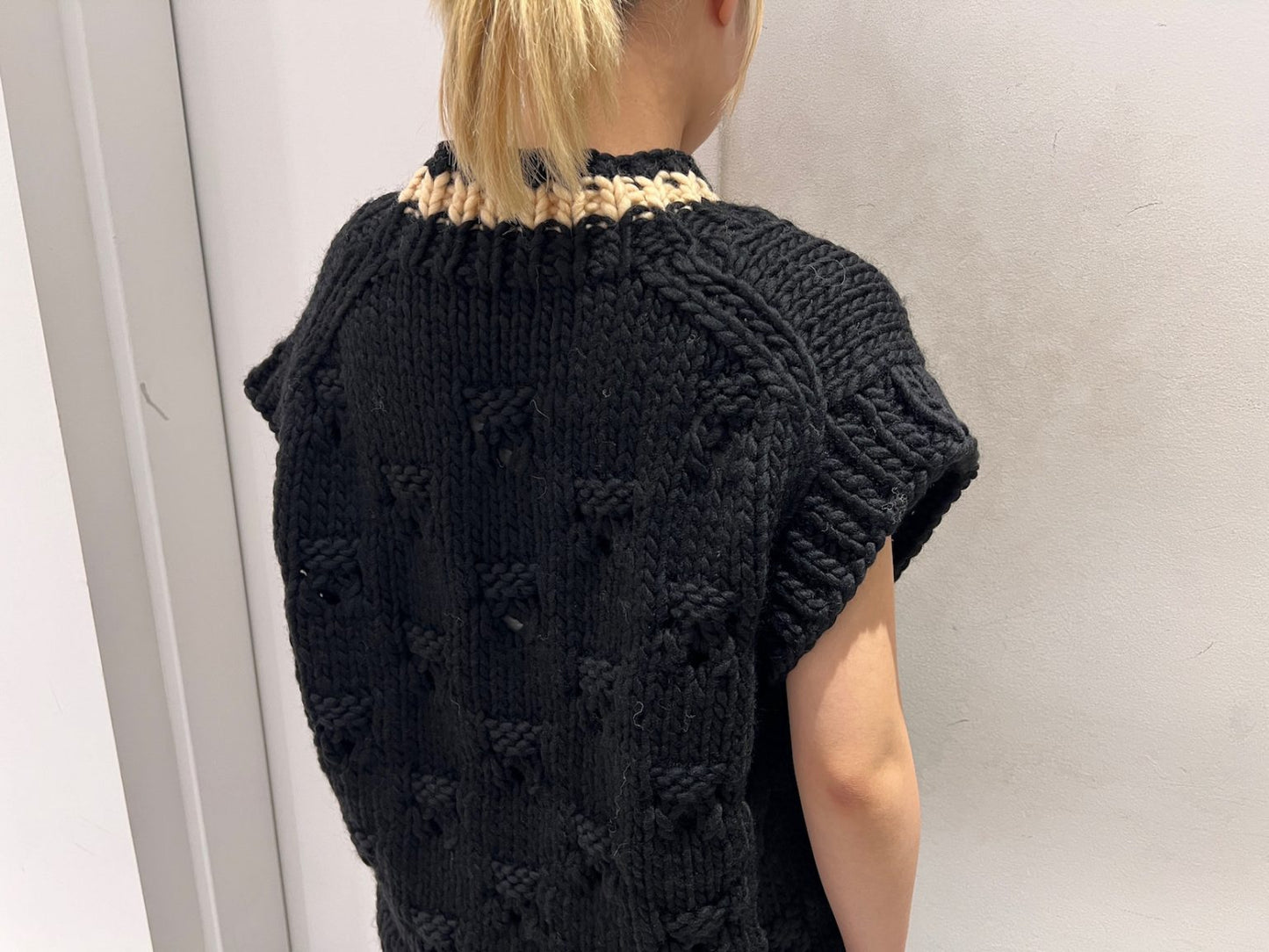 Vネックベスト【25AW】