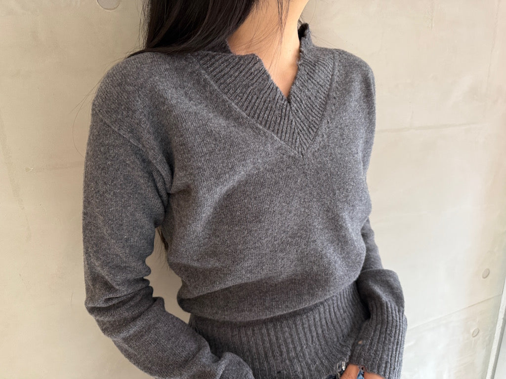 LIGHT DISTRESSED SWEATER