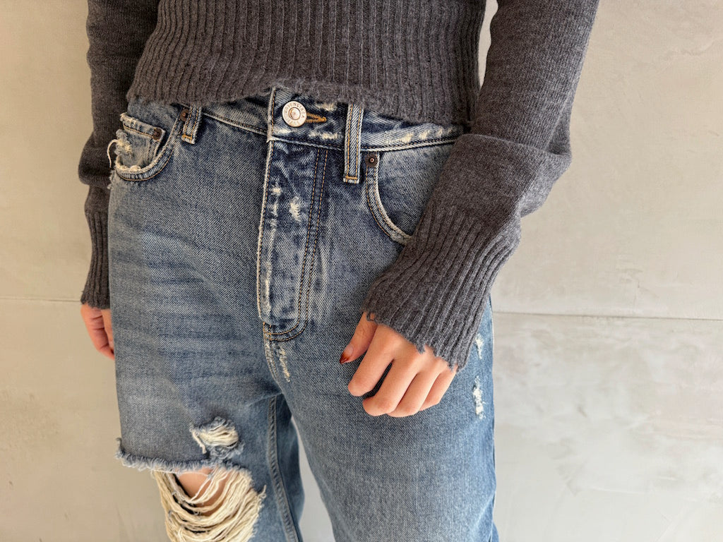 LIGHT DISTRESSED SWEATER