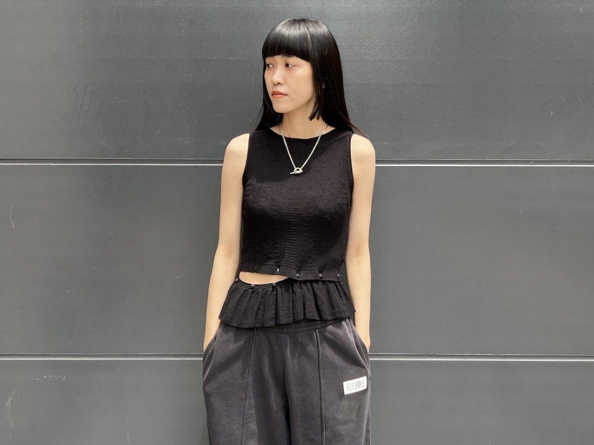 FLOWER PUNCHING SLEEVELESS TOP