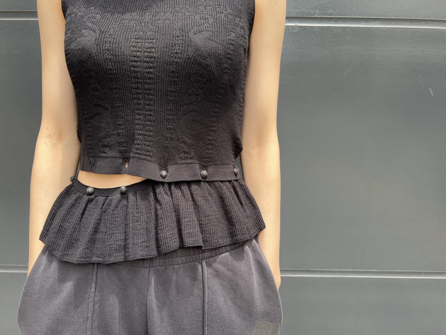 FLOWER PUNCHING SLEEVELESS TOP