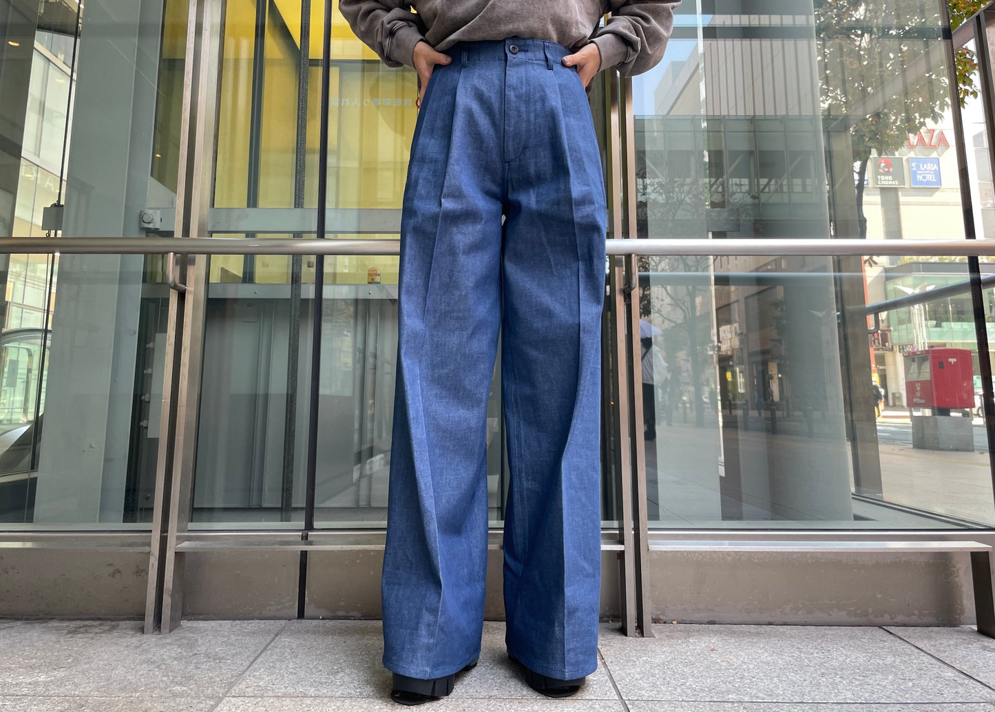 TUCK WIDE DENIM PANTS