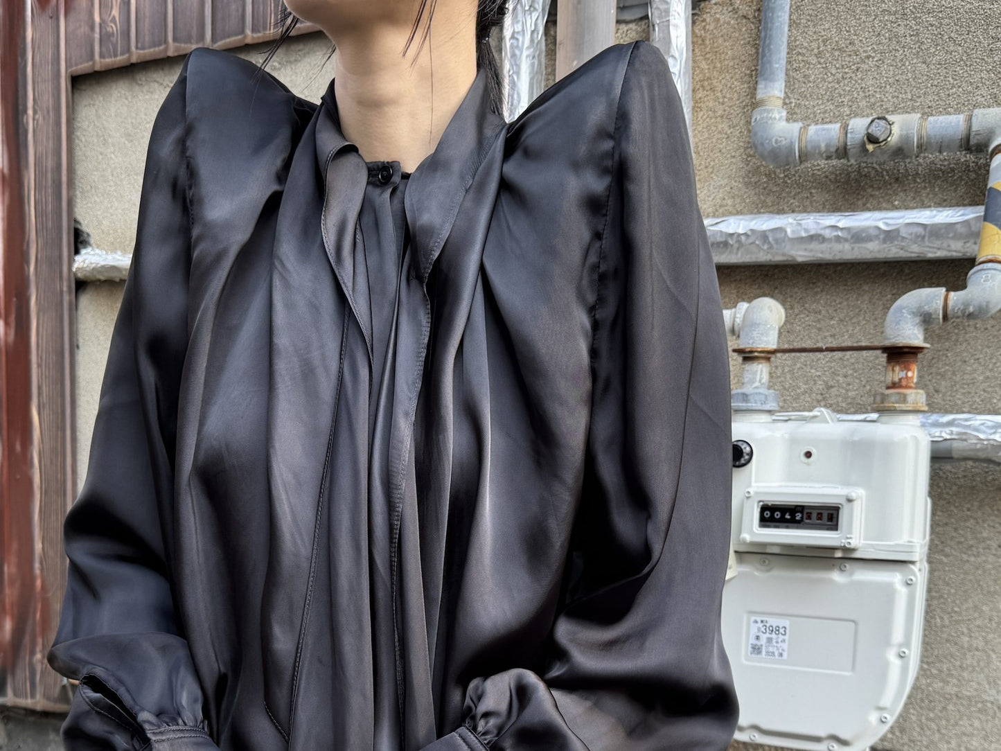 TIGHT SHOULDER BLOUSE