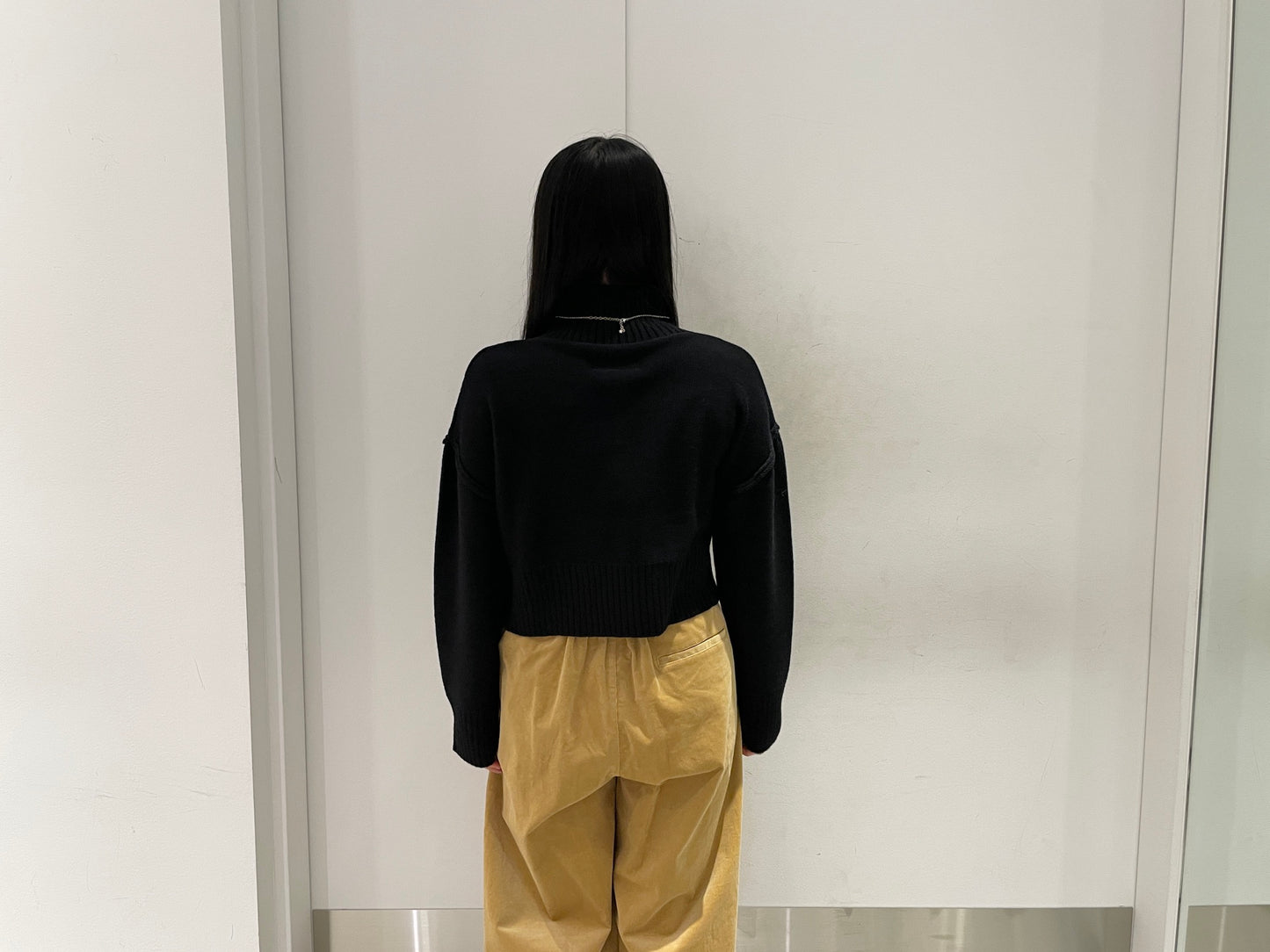 ダメージハイネックニット