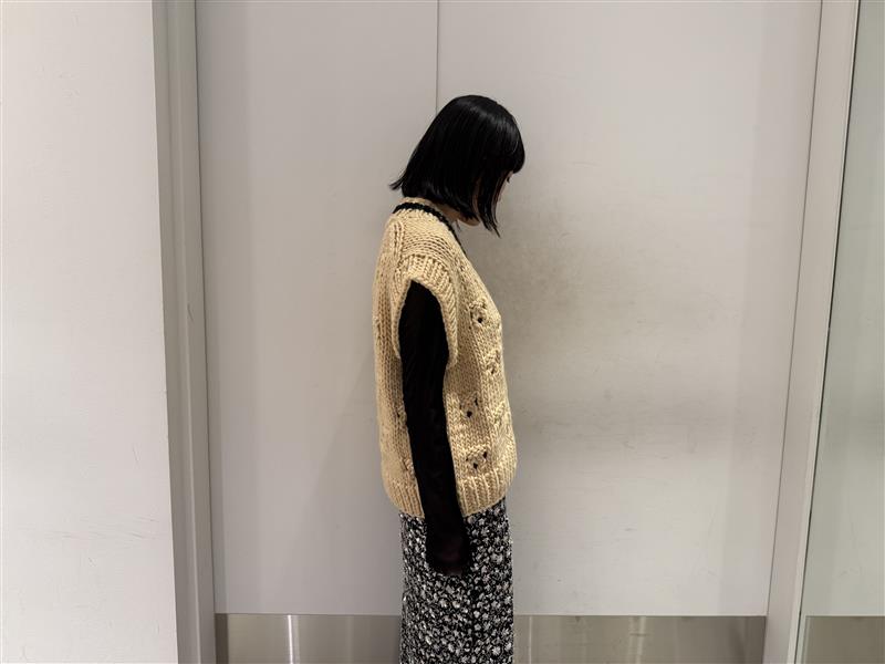 Vネックベスト【25AW】