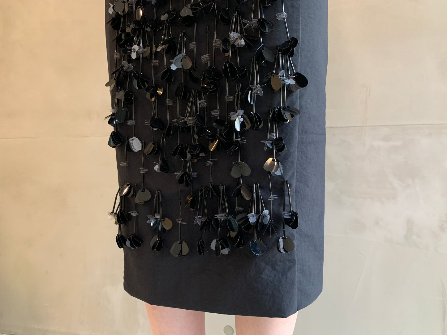 スパンコール刺繍付ミディスカート