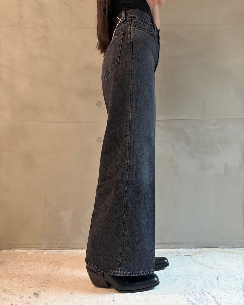 レギュラーフィットジーンズ（UNISEX）