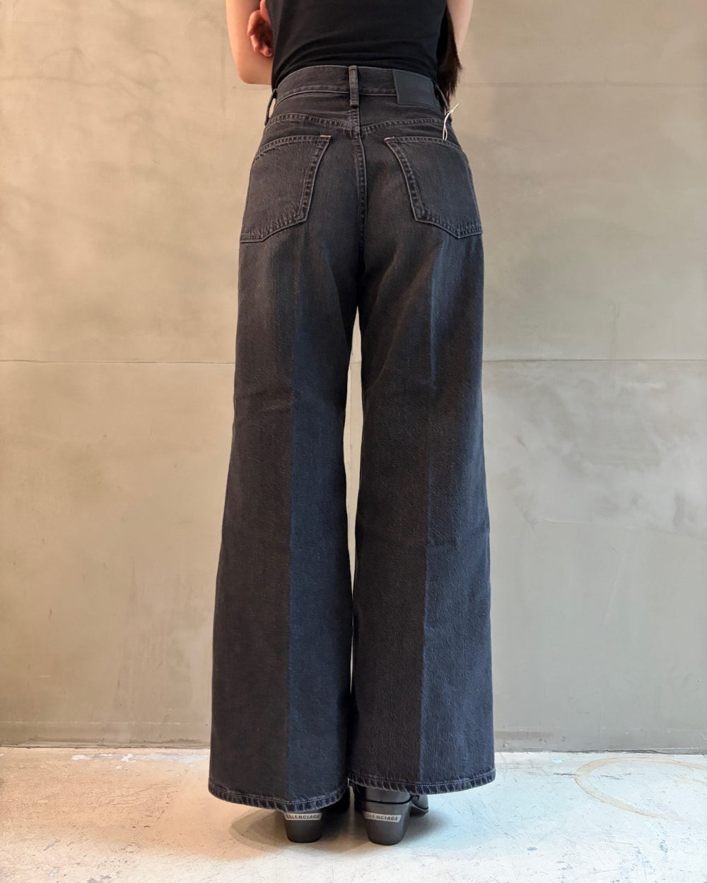 レギュラーフィットジーンズ（UNISEX）