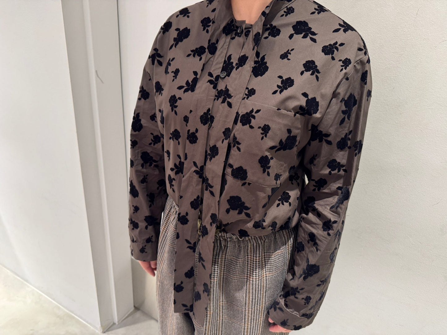 タイ付フラワー柄ブラウス【25AW】