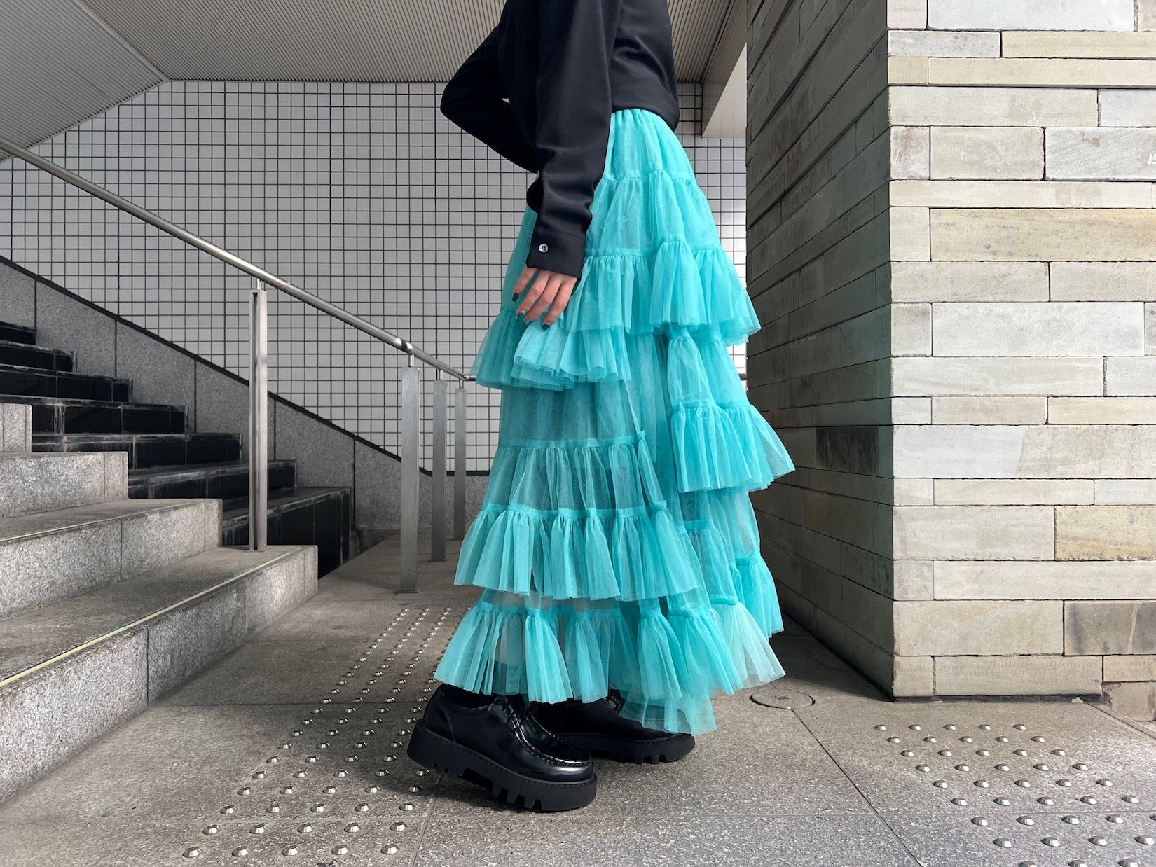 VIVIANO フリル付きロングスカート 青 ヴィヴィアーノ Tulle Asymmetric Skirt｜VIVIANO（ヴィヴィアーノ）通販オンライン