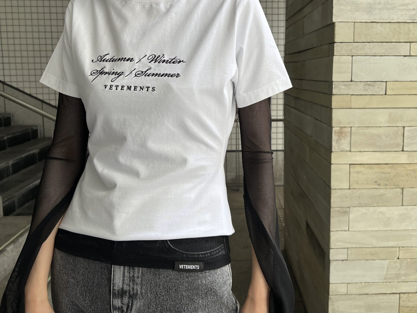 EMBROIDERED LOGO FITTED Tシャツ【24SS】