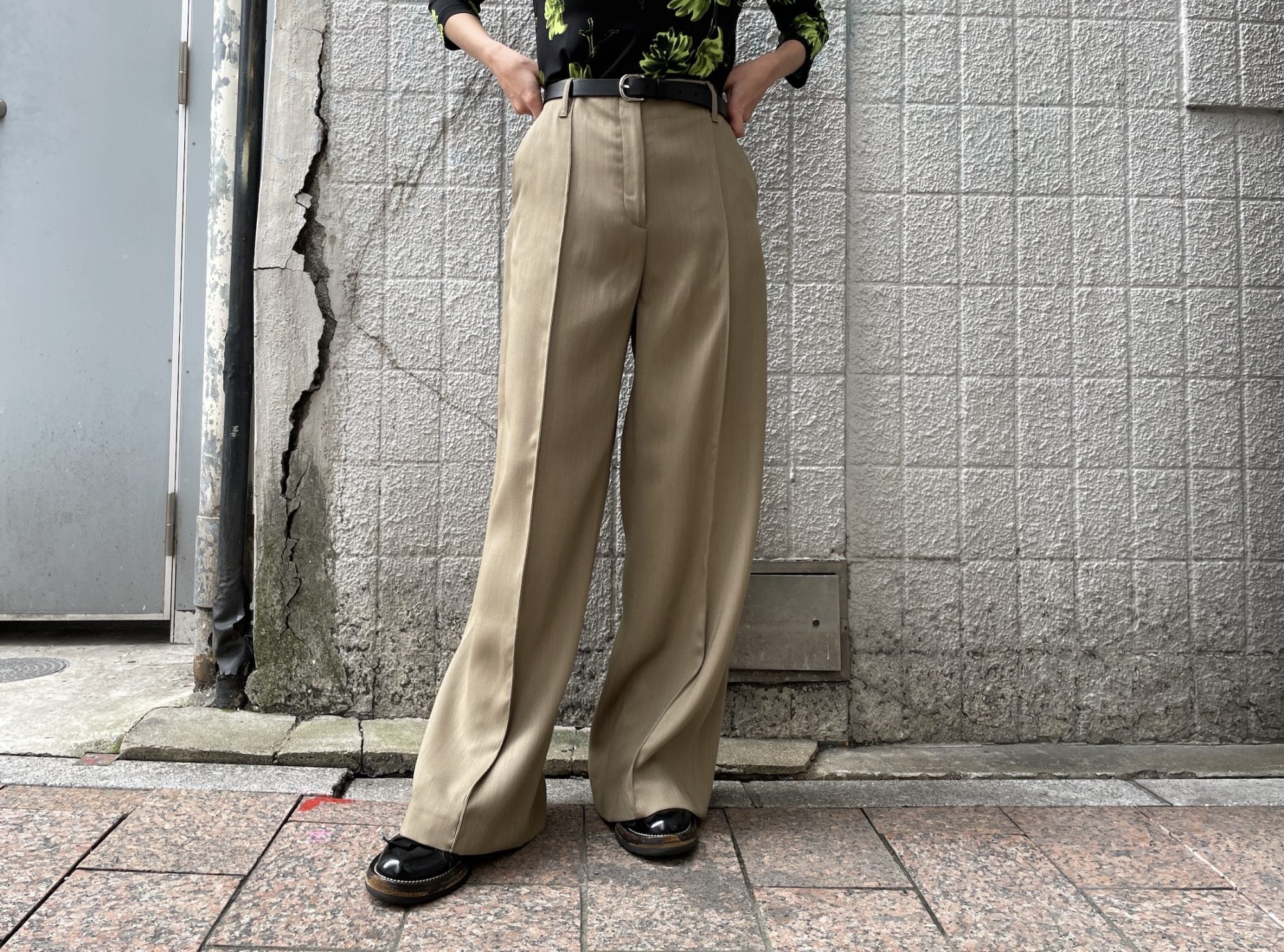 WWO きれいめポンチのタックフレアーパンツ(レディース