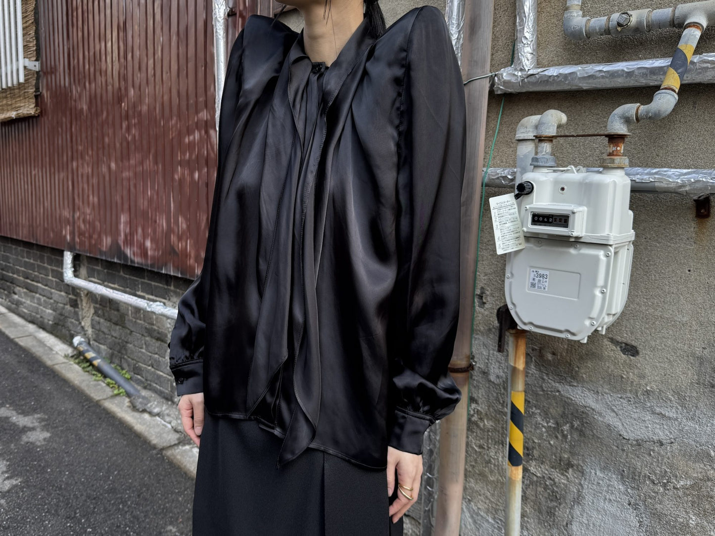 TIGHT SHOULDER BLOUSE