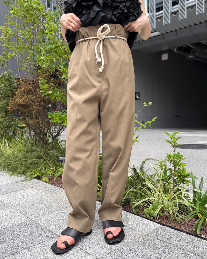 テーパードパンツ