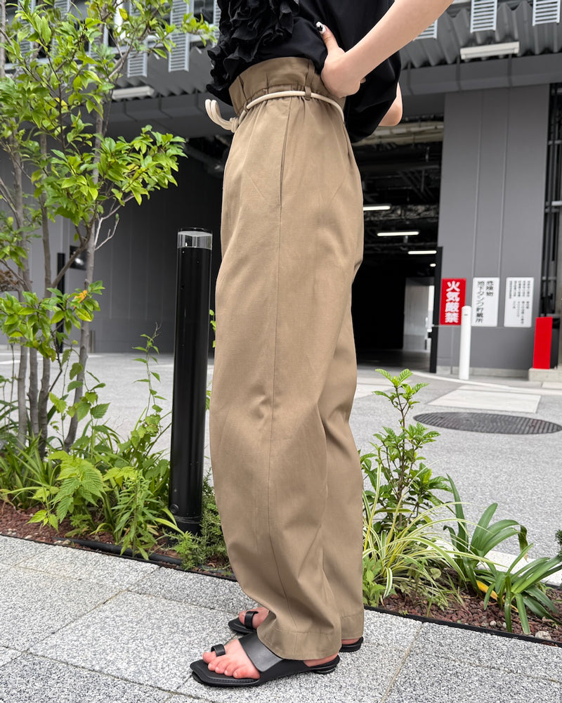 テーパードパンツ
