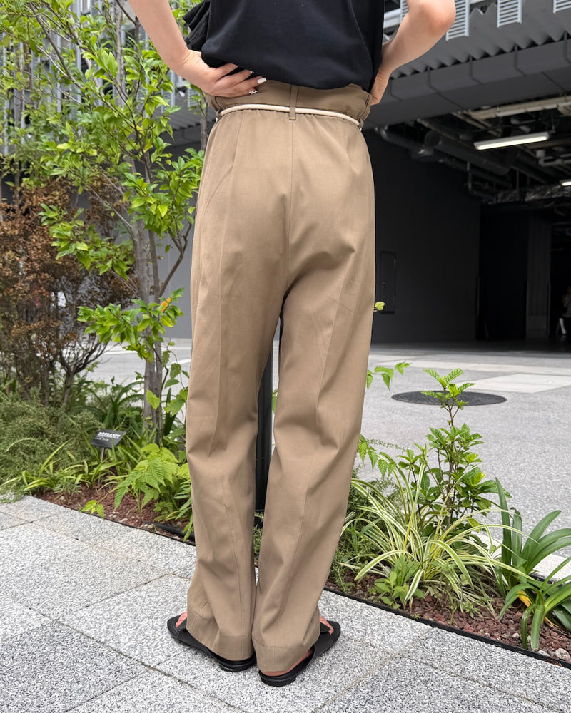 テーパードパンツ