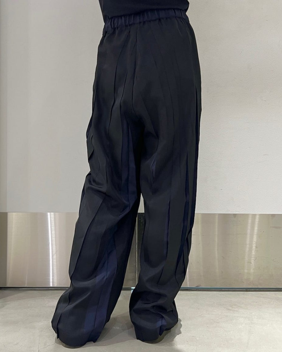 OVER PRINTED RANDOM PLEATS PANTS