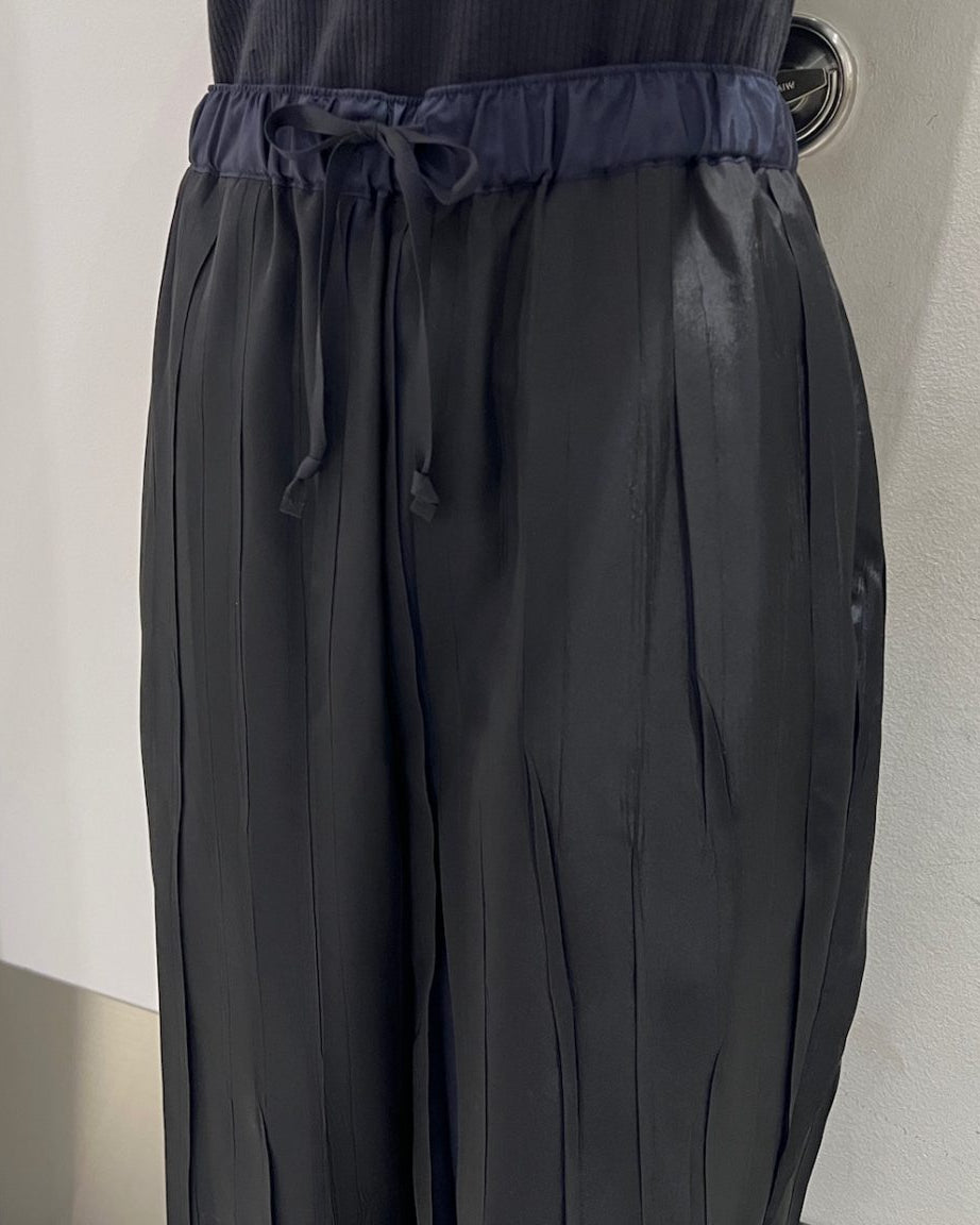 OVER PRINTED RANDOM PLEATS PANTS