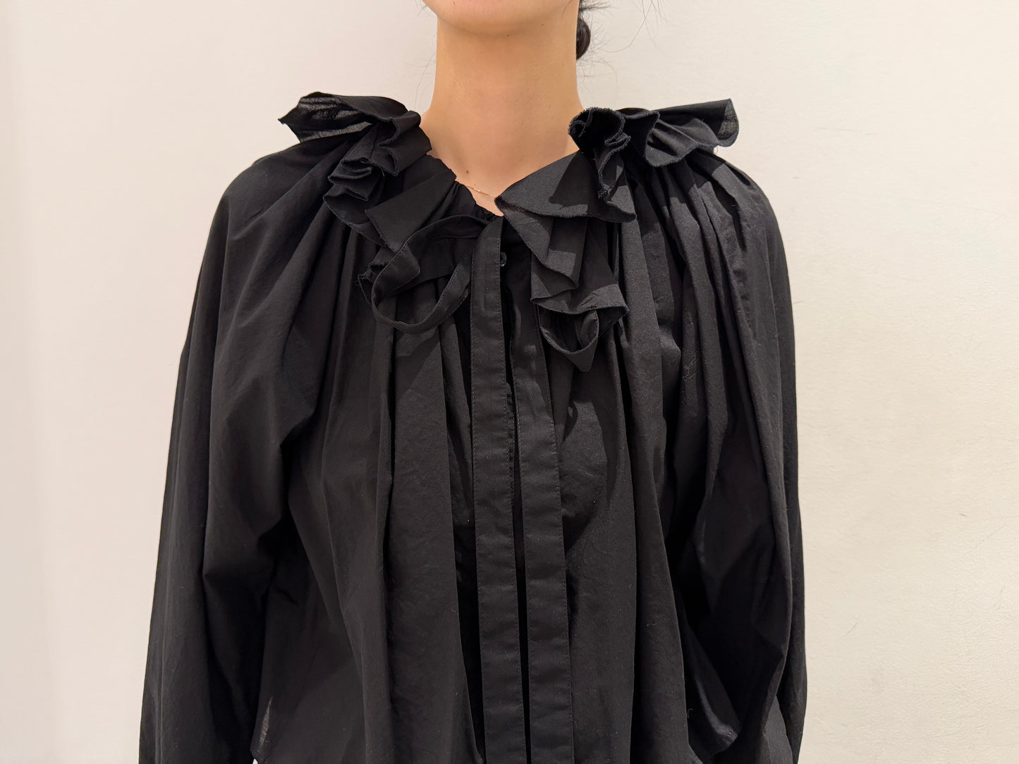 ラッフルブラウス