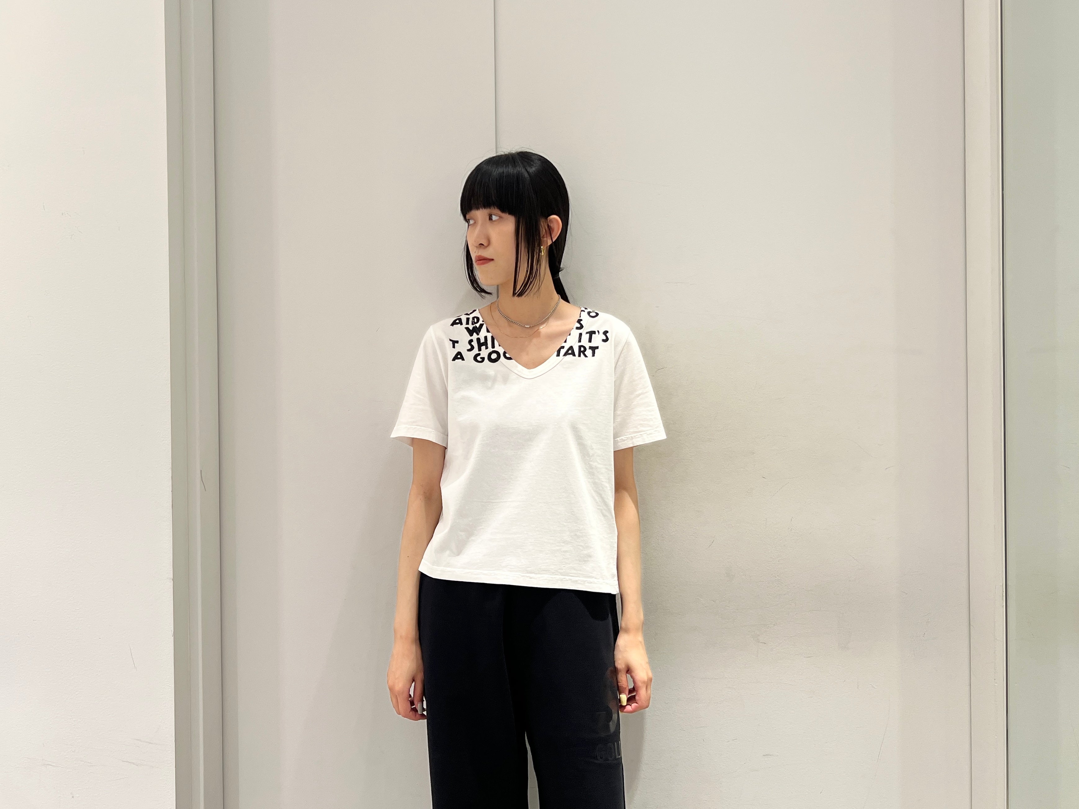 【MM6 Maison Margiela】Vネック◇コットンジャージー◇Tシャツ 2024年春夏コレクション | MM6 Maison Margiela