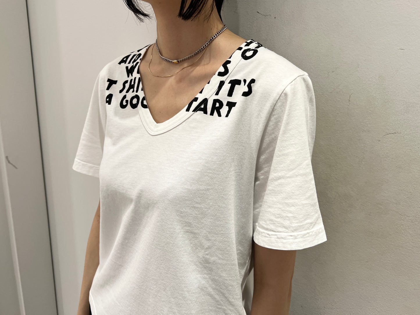 VネックTシャツ